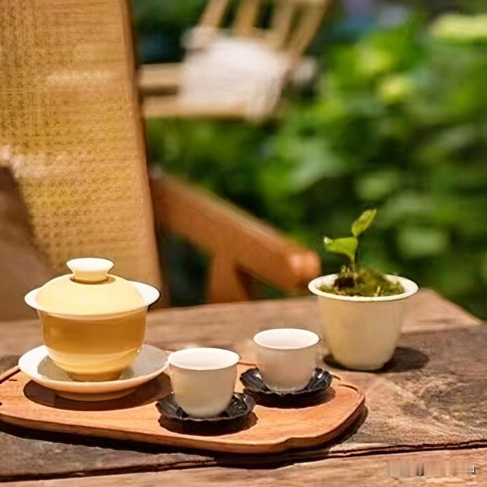 《茶烟颂·四言赋体》
水汽漫漫，茶烟涣涣。
喧尘碎之，清言诞诞。
知己相晤，心静