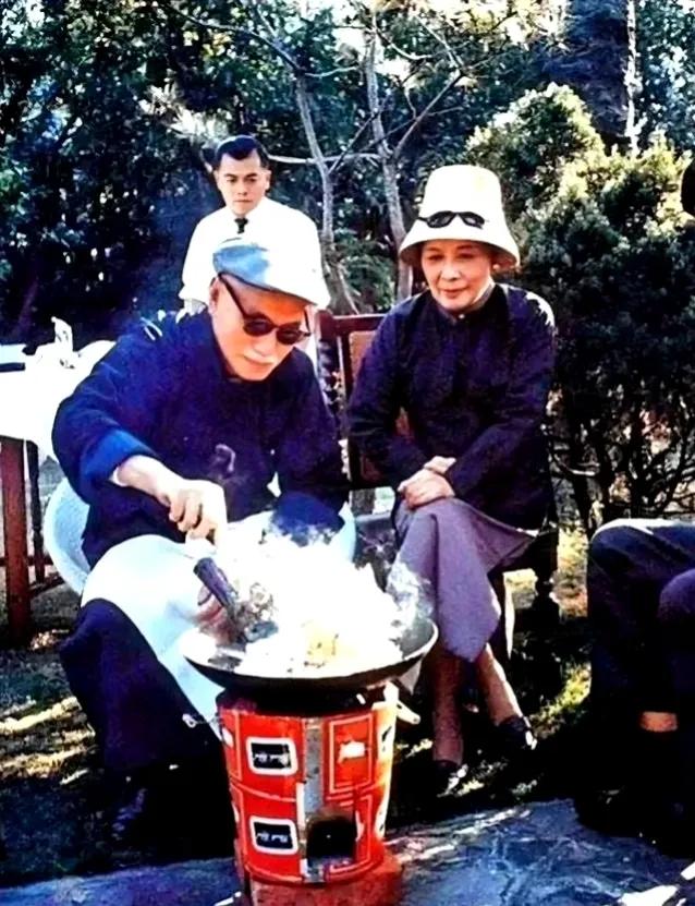 60年代，台北郊区，蒋中正和宋美龄，共同外出欢游，并留下了一张合影。这张照片中，