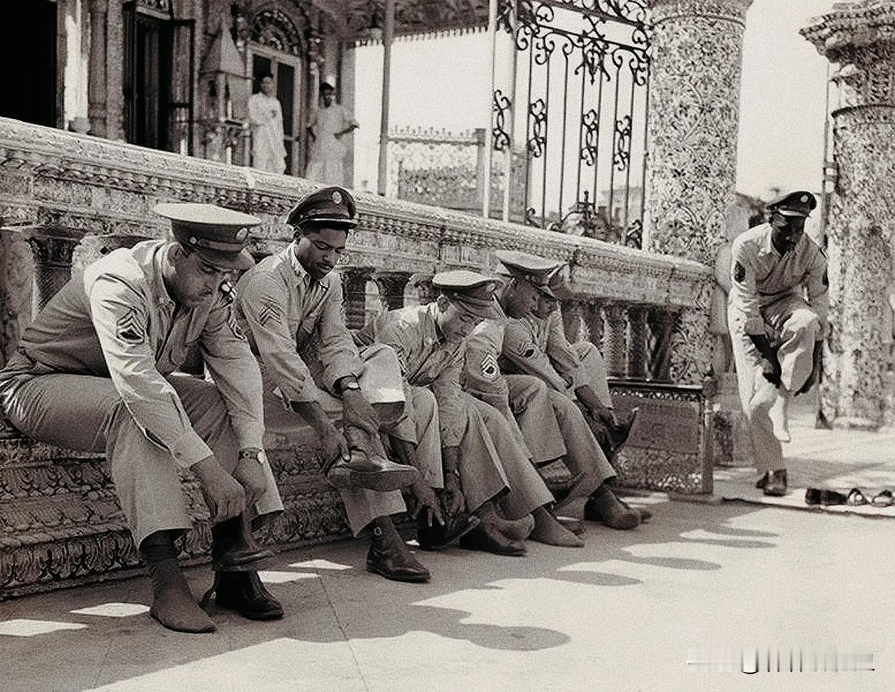 这张照片拍摄于1943年，记录了美国士兵在进入印度加尔各答的耆那教寺庙前脱鞋的情