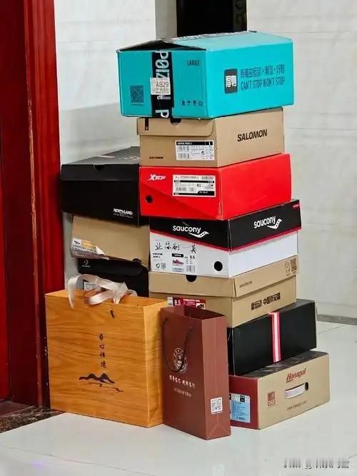 秋去冬来，趁着“双11”入手了双新鞋，一夏天穿的旧鞋也该收起来了。鞋一脱，盒子堆