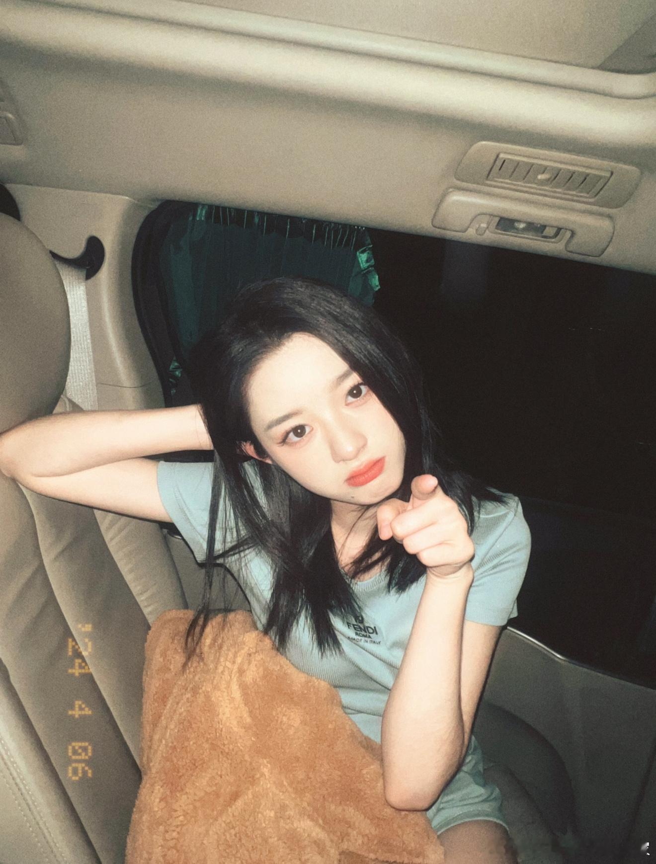 经纪公司：跟品牌方借的 本人：问妈妈借的爸爸：买的仿.品 官方：朋友赠的是我多了