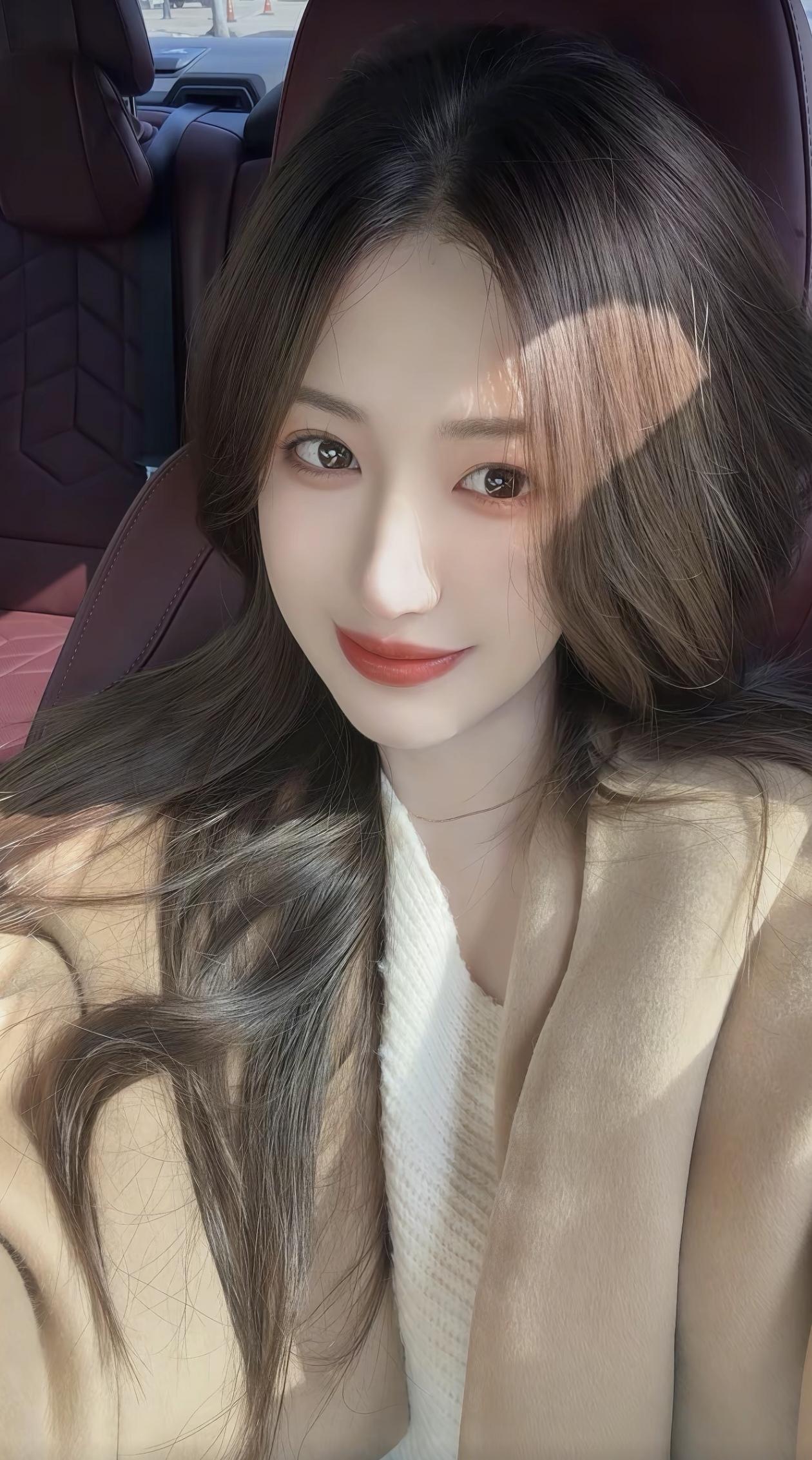 温柔甜美的车内自拍，暖阳洒落，心情大好！🌞💕