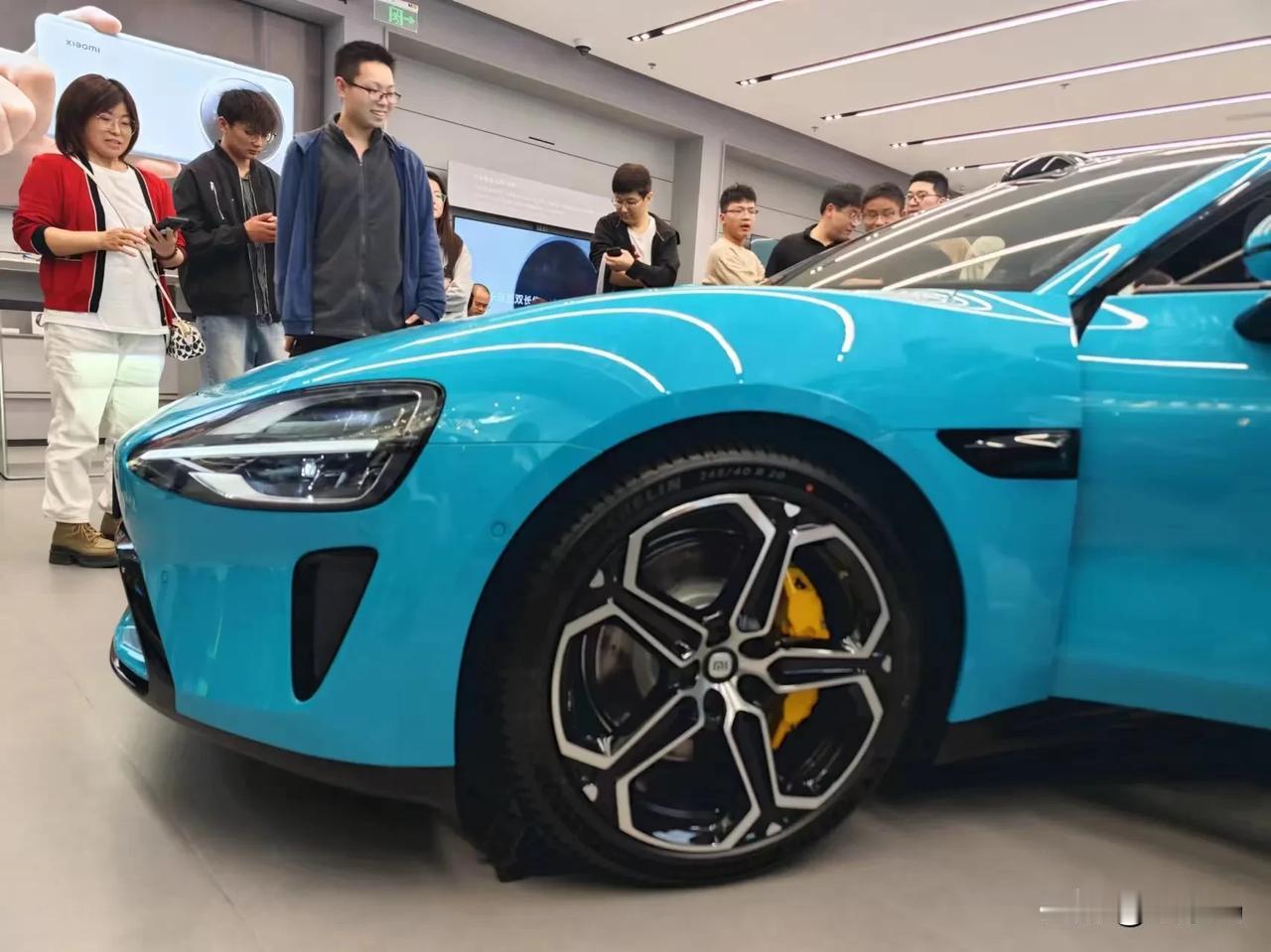 为什么小米SU7这么火？

亲戚朋友都在讨论小米汽车，小米那些展厅人山人海，试驾