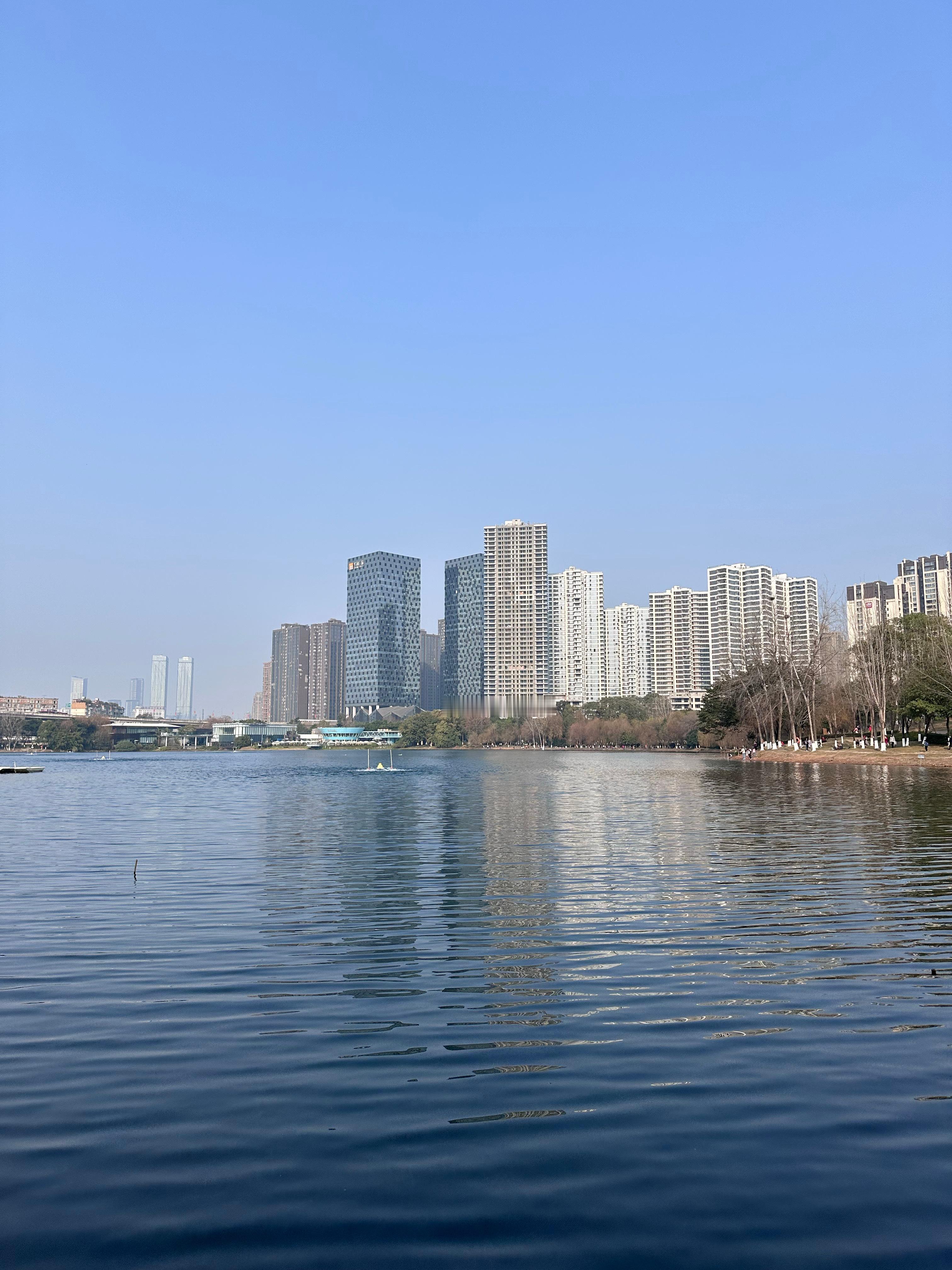 阳光明媚，鸟语花香，安逸的成都慢生活[彩虹屁][彩虹屁]  ​​​