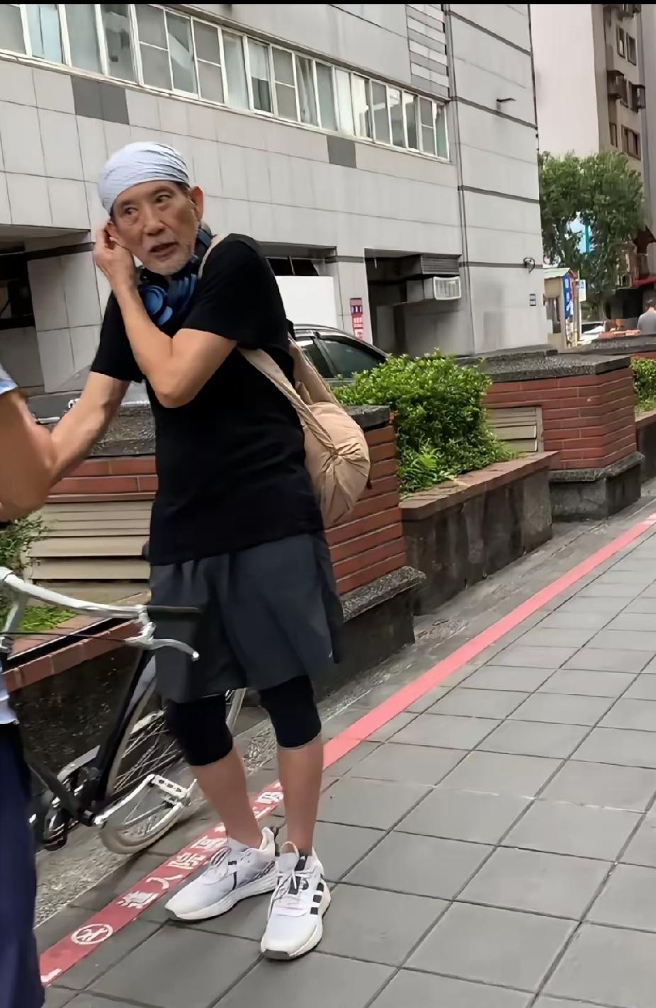 刷到网友偶遇秦汉的照片，一时间真不敢认。
当年琼瑶剧里温润儒雅的白马王子，如今头
