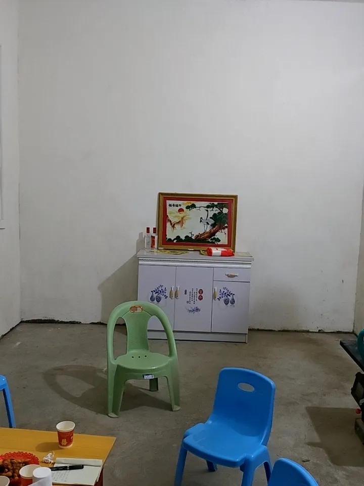 曾经熟悉今陌生，童年都在回亿中，村中长辈多不再，往日少年今日翕。