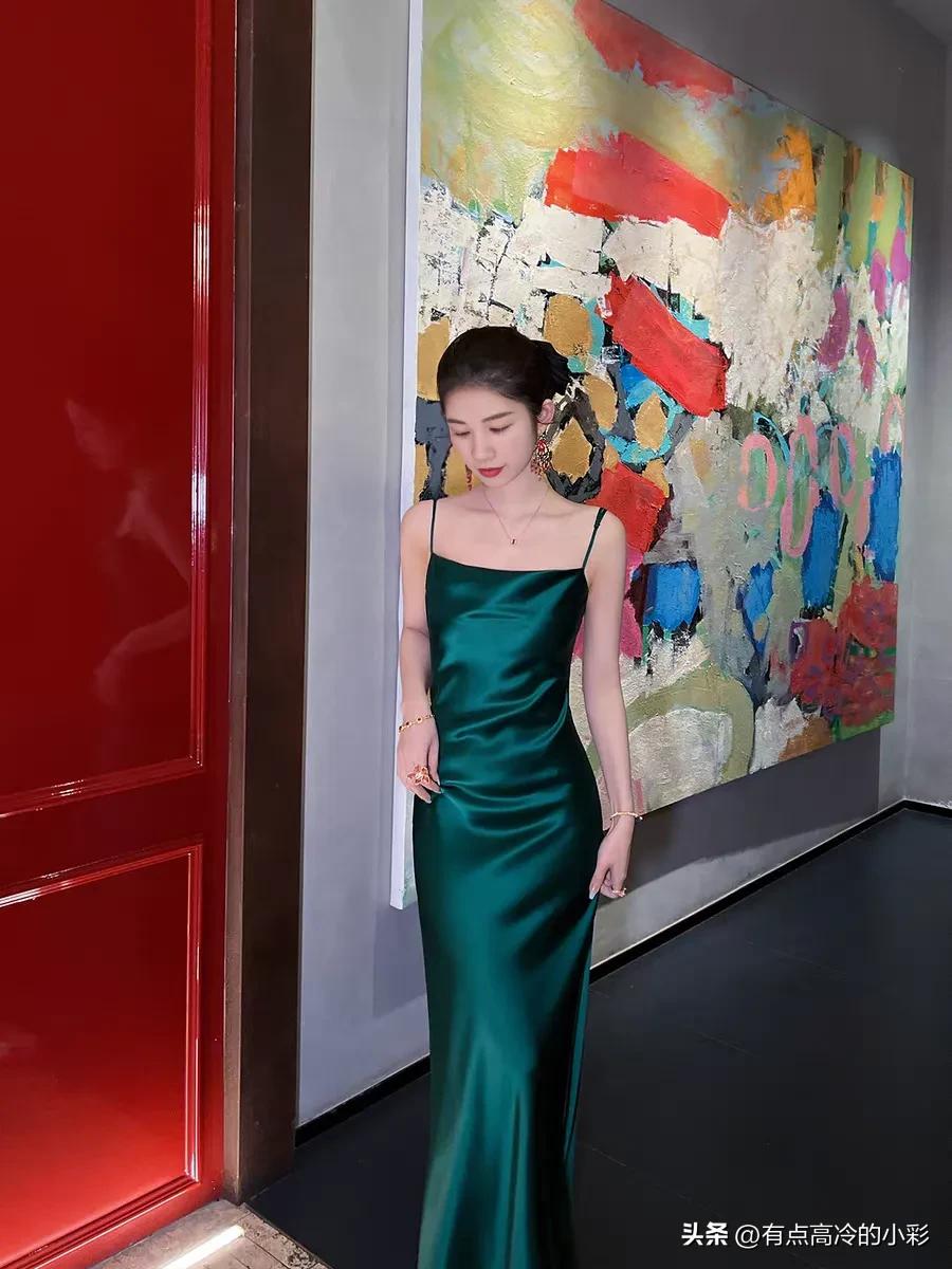 “捕捉一个周末的小确幸。没有刻意的摆拍，只是随手记录下这一刻的松弛感。这件墨绿色