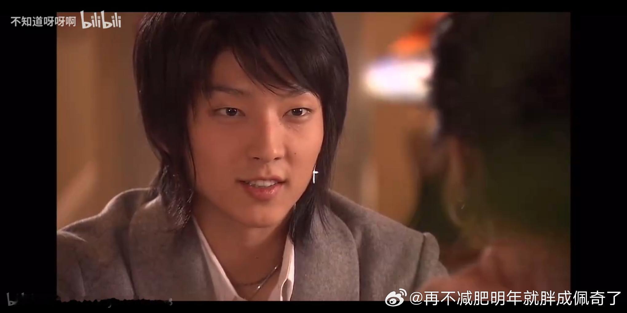 不过重温就发现男二对女主的线处理得蛮瑕疵的，前期有时行动矛盾，一会儿很喜欢一会儿