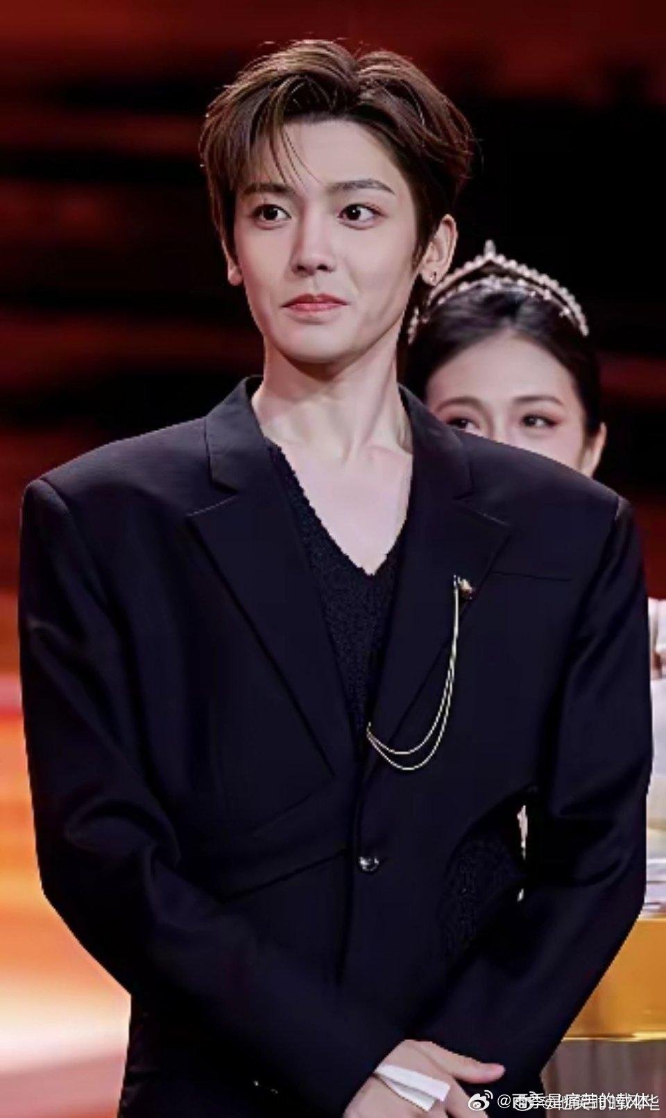 内娱有个奇妙现象，每年都有一位男演员凭一部剧火速升咖，霸屏一整年。比如 