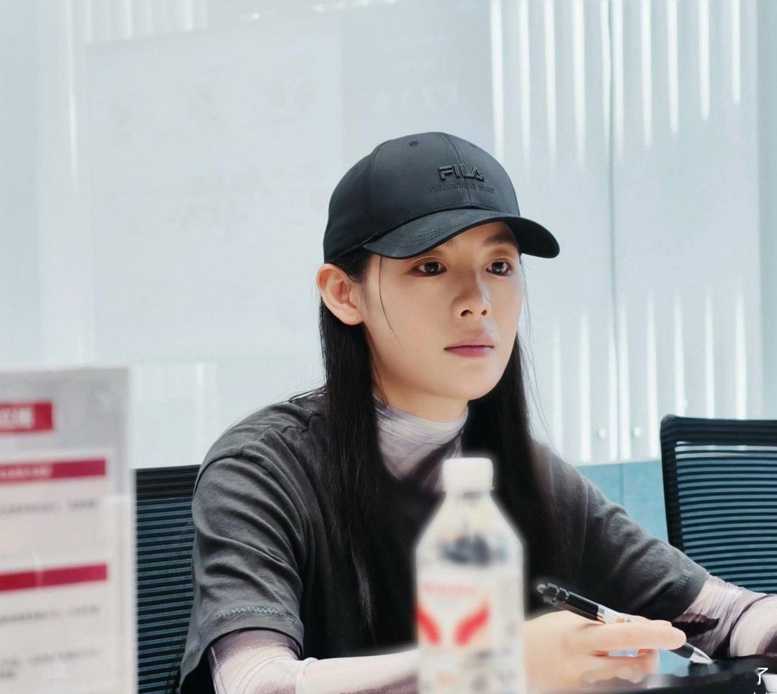 陈丽君《祝姑娘》开机当天，粉丝直接喊话要“唯一领衔主演”，拒绝并列番位。表面争的