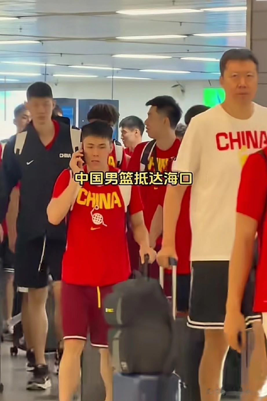 中国男篮抵达海口，明日将进行四国邀请赛！

目前。中国男篮已经抵达海口，24日将