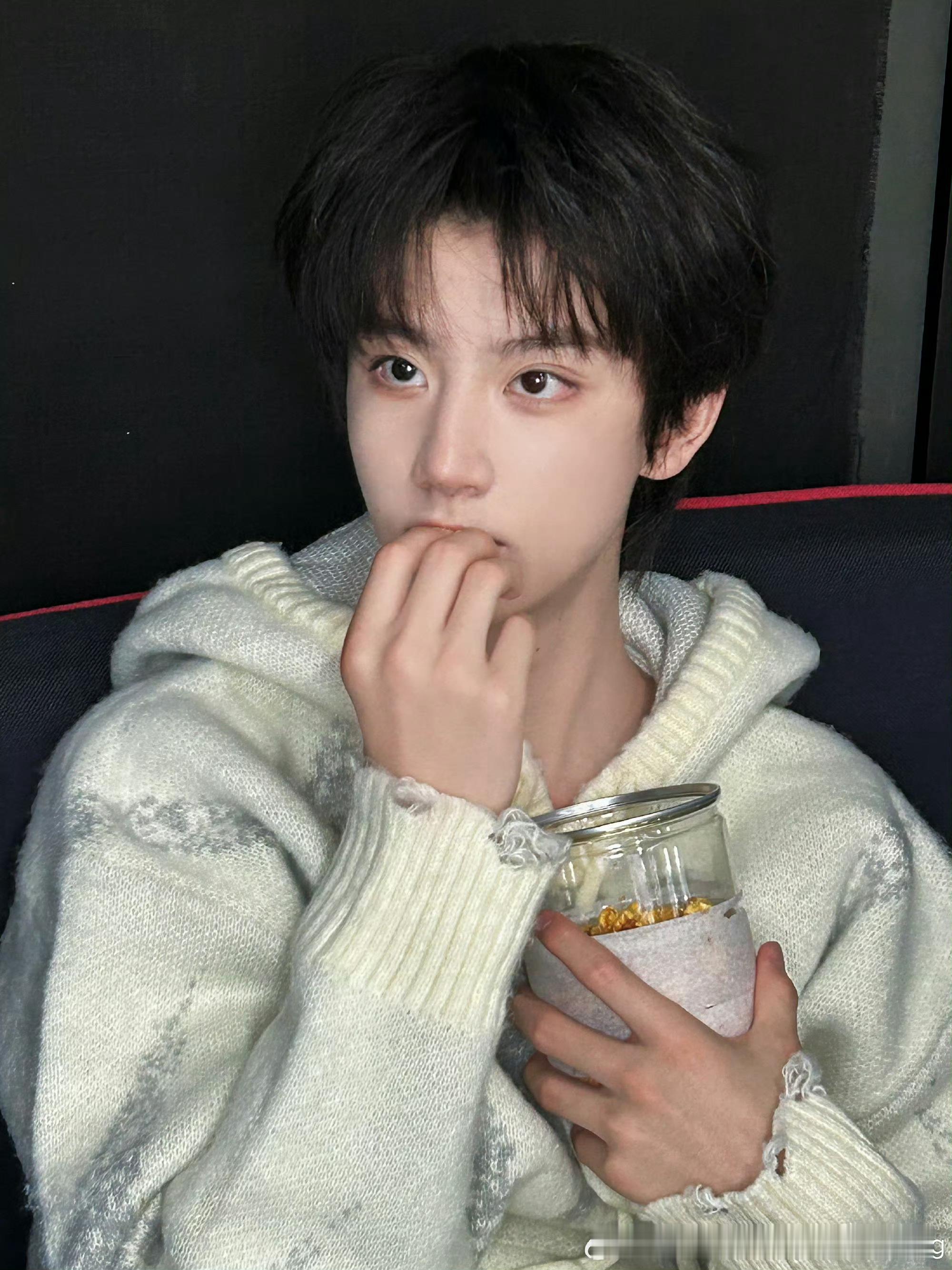 发型模版给你放在这了，你让我孩子漏额头好吗…我真的好喜欢李煜东三七侧分，微分碎盖