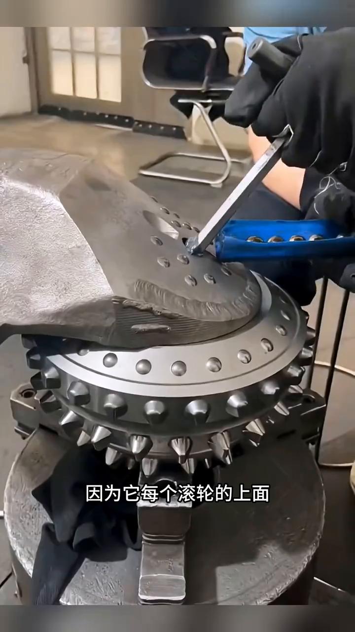 为什么仅仅是三个滚轮组在一起就能将非常坚硬的石头岩壁钻入地下几十米的深度？而且它