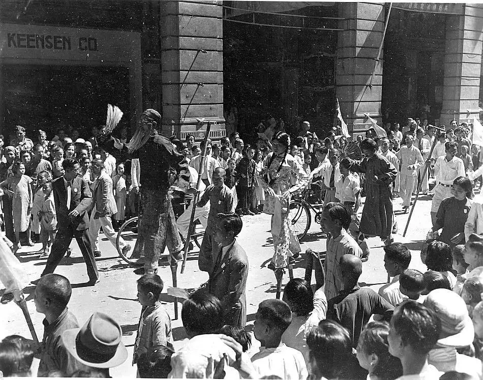1945 年 8 月 30 日，香港胜利庆典；照片由 HMCS Ont...