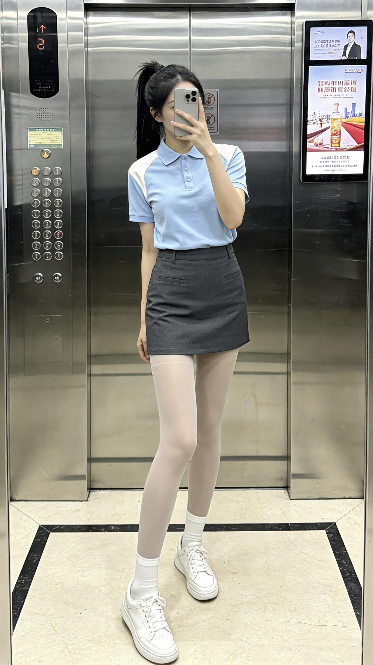 蓝白拼色Polo衫自带校园滤镜，配灰短裙利落显腿长
搭白袜小白鞋，电梯间随手拍都