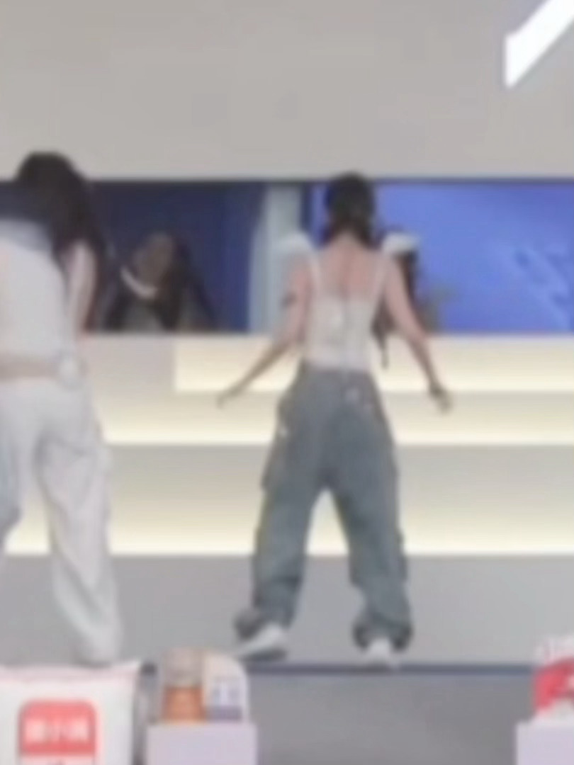 唐艺昕转音也大胆起来了唐艺昕真练成舞担了 被四公舞台上的唐艺昕狠狠辣到了！动作有