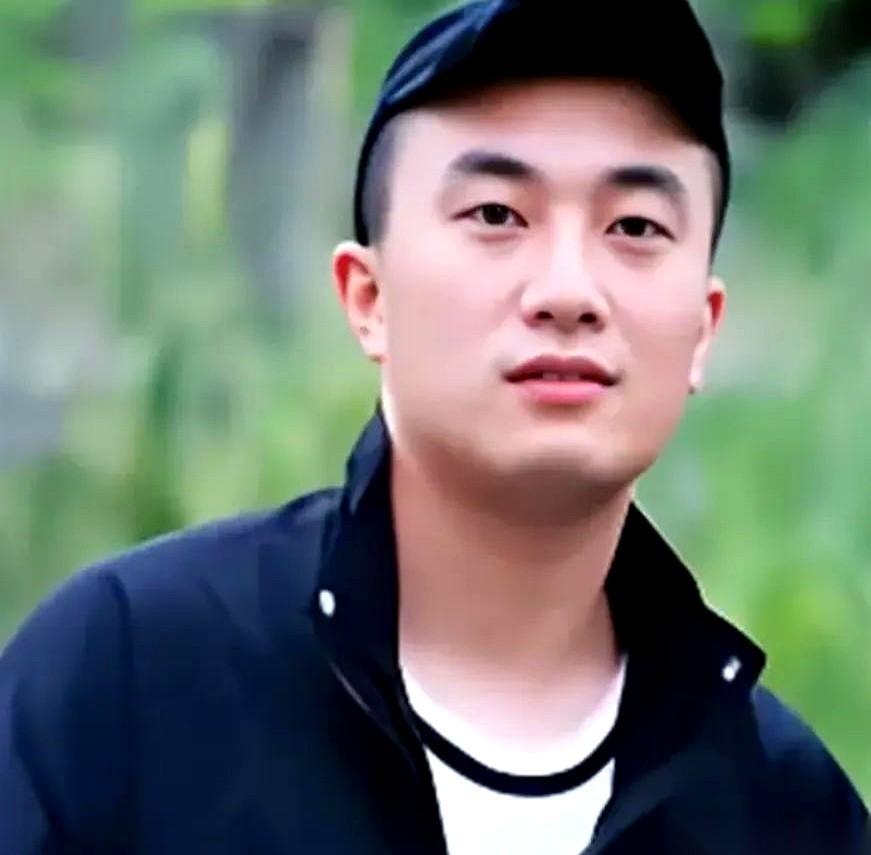 网传四川达州这对母子的事，把评论区的伦理底线炸出了一个大窟窿。
一个30岁的大小