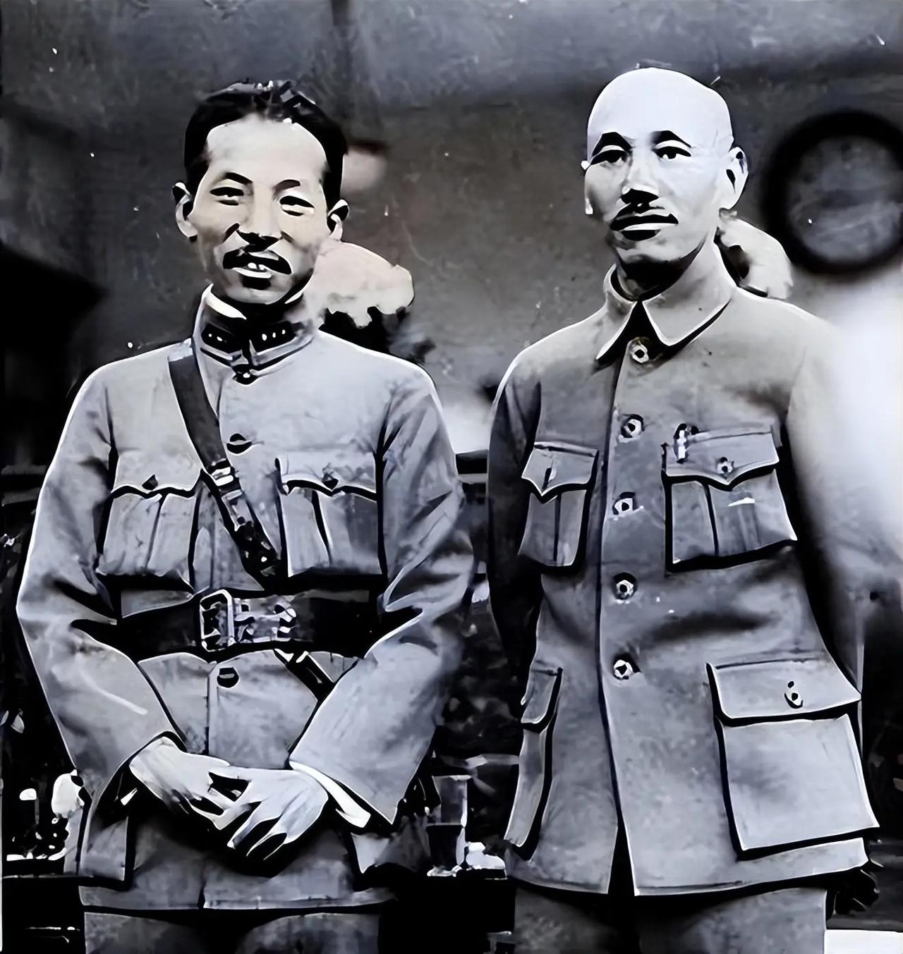 1936年，张学良来到华清池，向蒋介石传达了学生们的请愿要求，蒋介石听后，气愤地