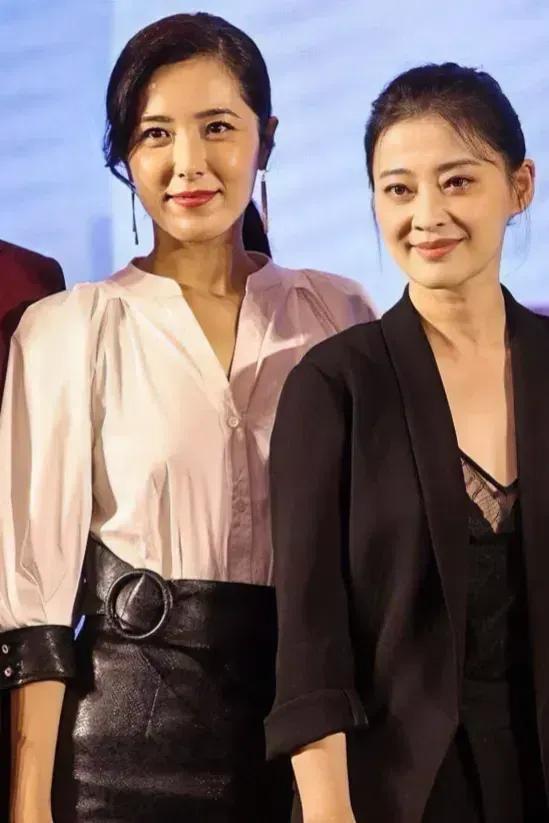 左边的是曾黎，右边的是梅婷，曾黎高贵典雅！梅婷有女人味，我还是更喜欢梅婷，你呢？