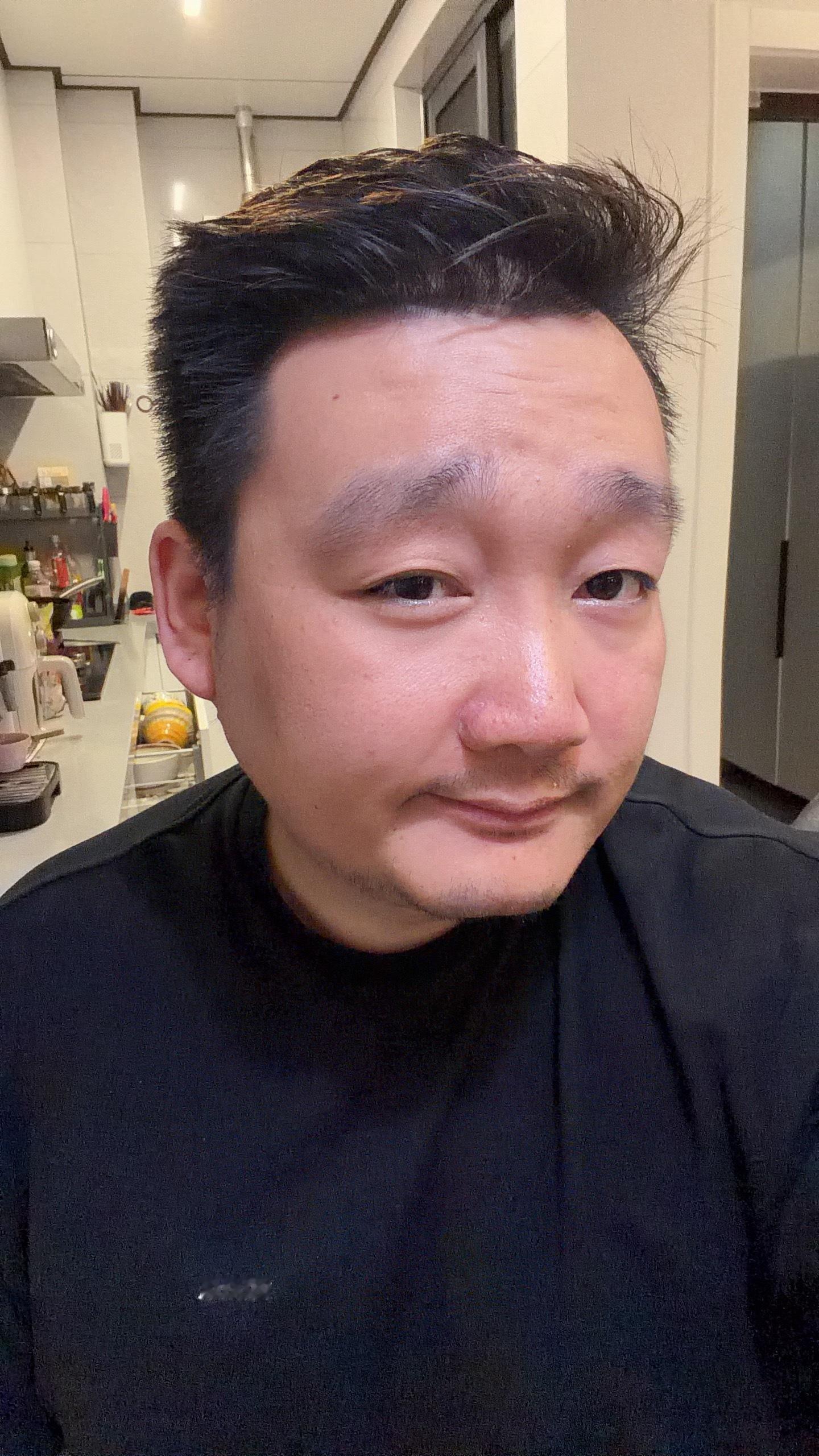 简单一口，去公司干活啦。今天晚上邻居家要请我去吃火锅