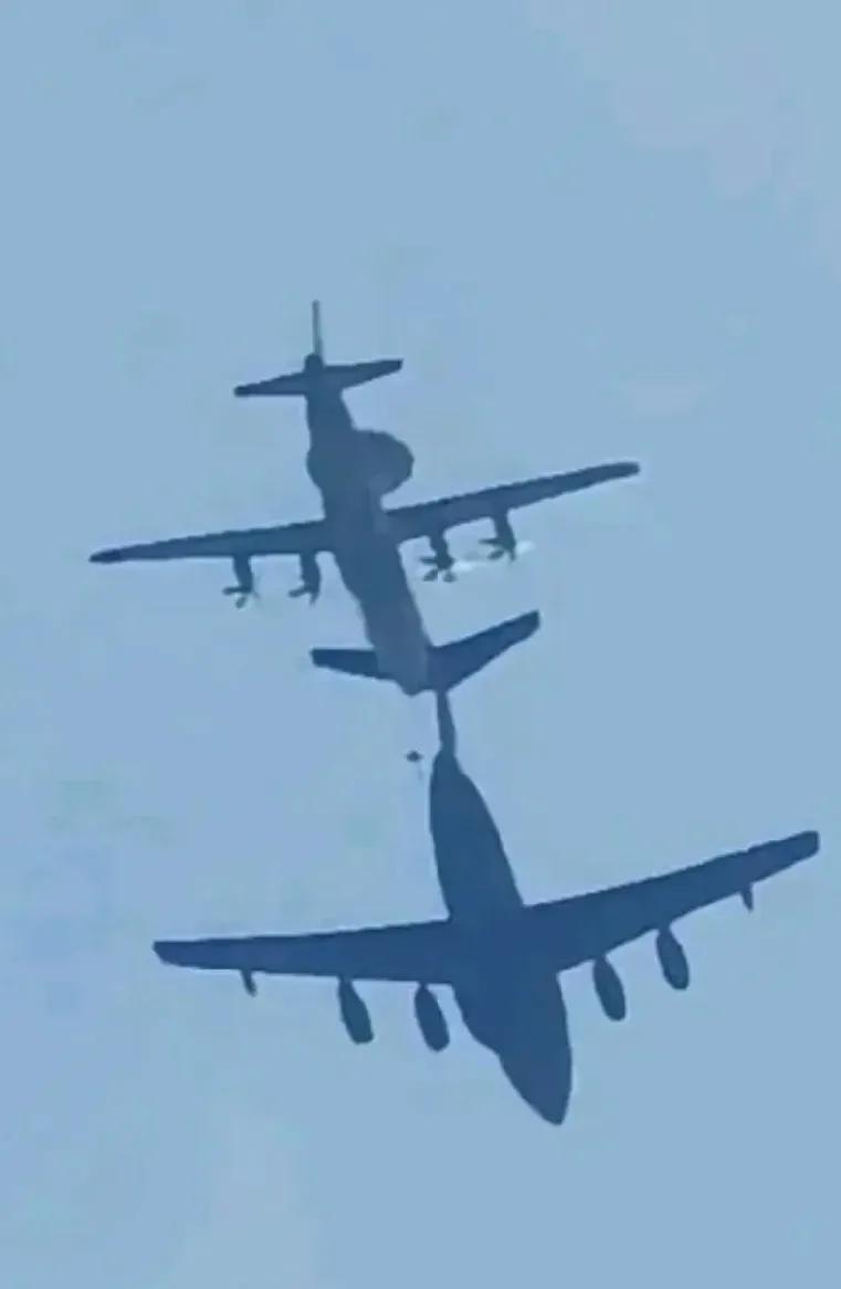 解放军军机空中加油，能看出谁给谁加吗？