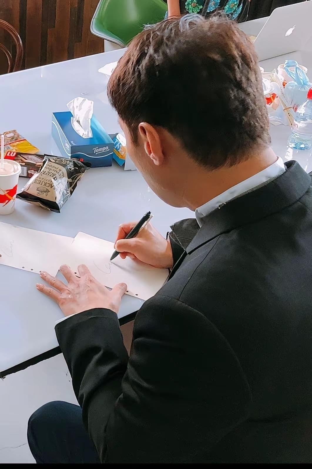 看不到他的脸你能知道他是谁吗？如果能从这个背影角度去看你都能看出他是谁，你肯定是