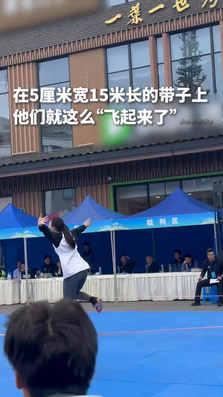 在5厘米宽15米长的带子上，它们就这么