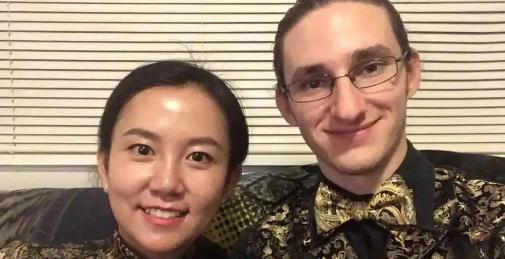 “你应该滚回中国去！”“别用亚洲人的脏习惯喂我的孩子！”2019年这是美国男人对