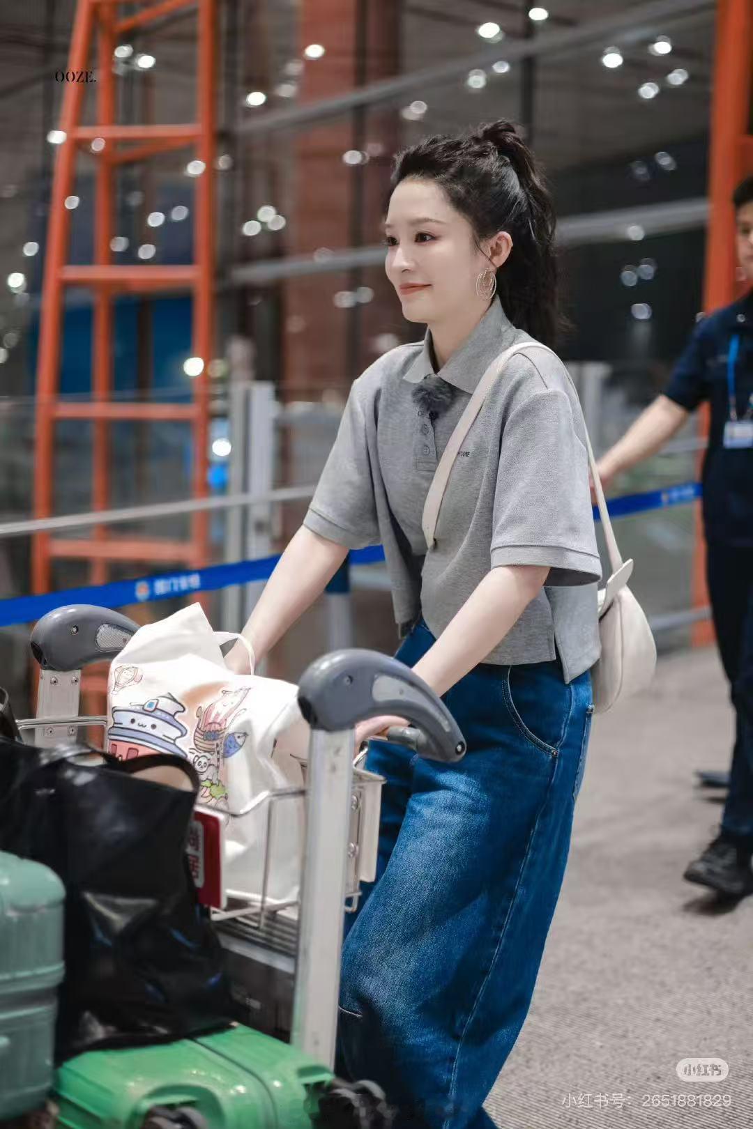 李沁看钱的表情李沁钱来李沁好可爱哈哈，花少7真的很喜欢她，女明星的各种完美面都在