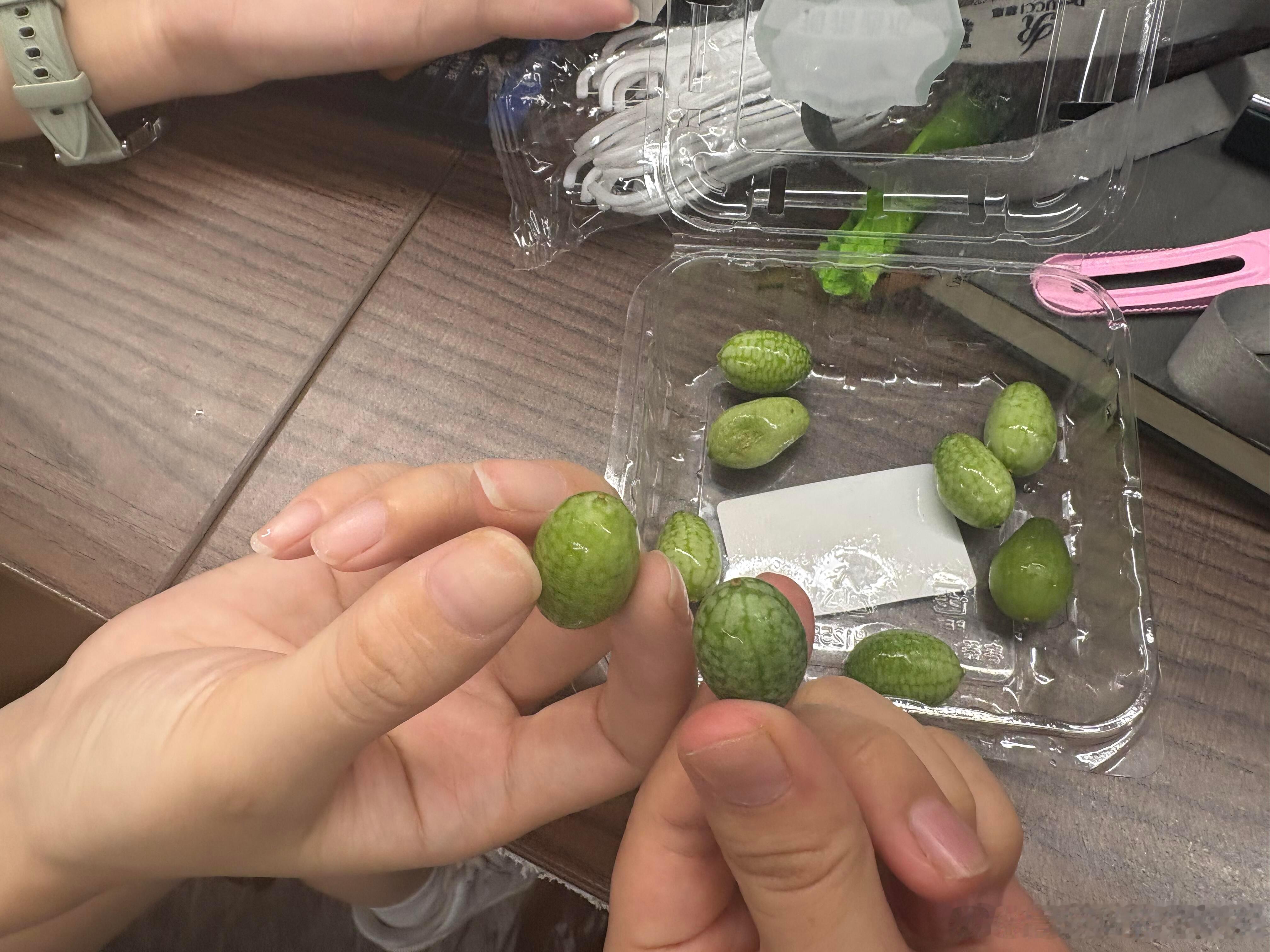 到底是西瓜出了轨还是黄瓜劈了腿怎么这么搞笑啊好小一个西瓜🍉哈哈哈哈哈哈吃起来像