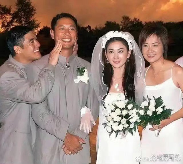 60岁温碧霞尖沙咀被偶遇，与丈夫何祖光十指紧扣，结婚多年不生育。 ​​​