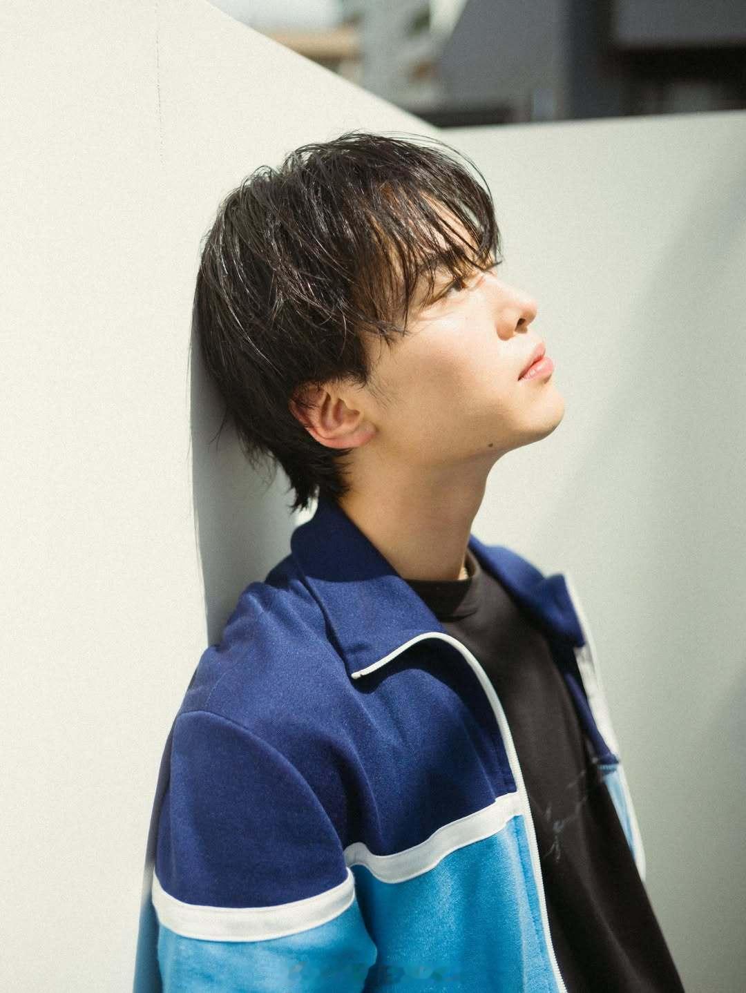 吉田晴登IG今回のスチールで個人的にお気に入りのスタイリング📸暖かい陽の光と青