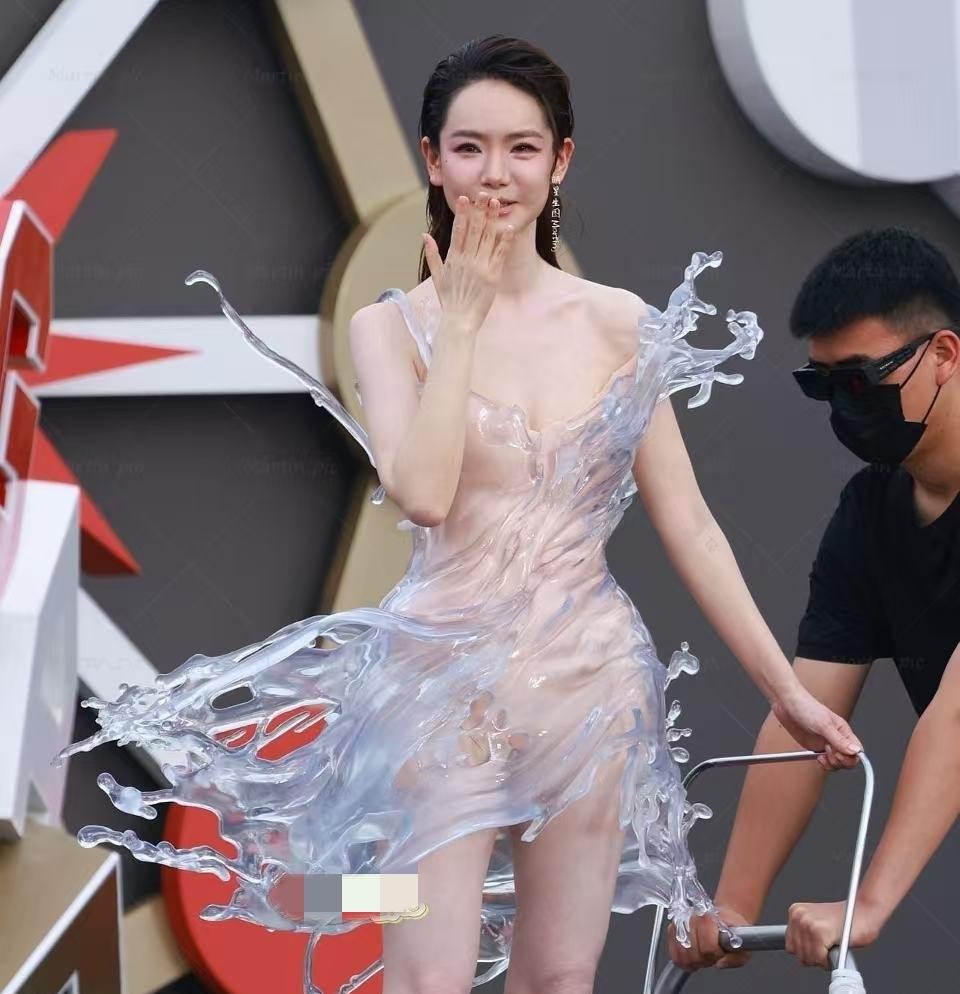 内娱最大胆的人出现了，
那就是戚薇，
不是因为她敢穿3D打印的裙子，而是她太敢于