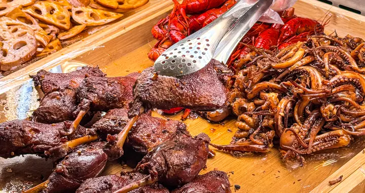 海外首店落地东南亚，周黑鸭能否征服国际胃？