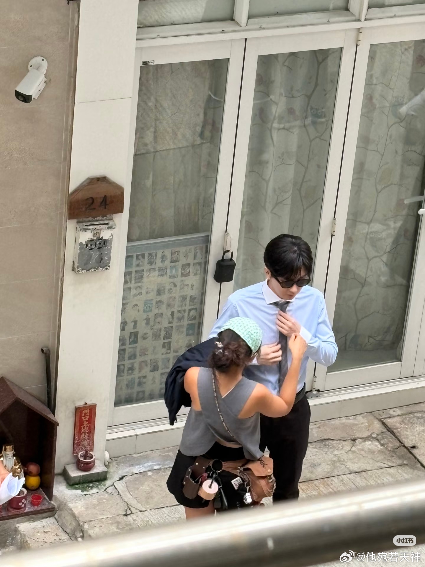啊啊啊啊逛了一圈小红书不得劲了，路人剧粉都可以在家看成毅拍戏，说好帅的男生在拍戏