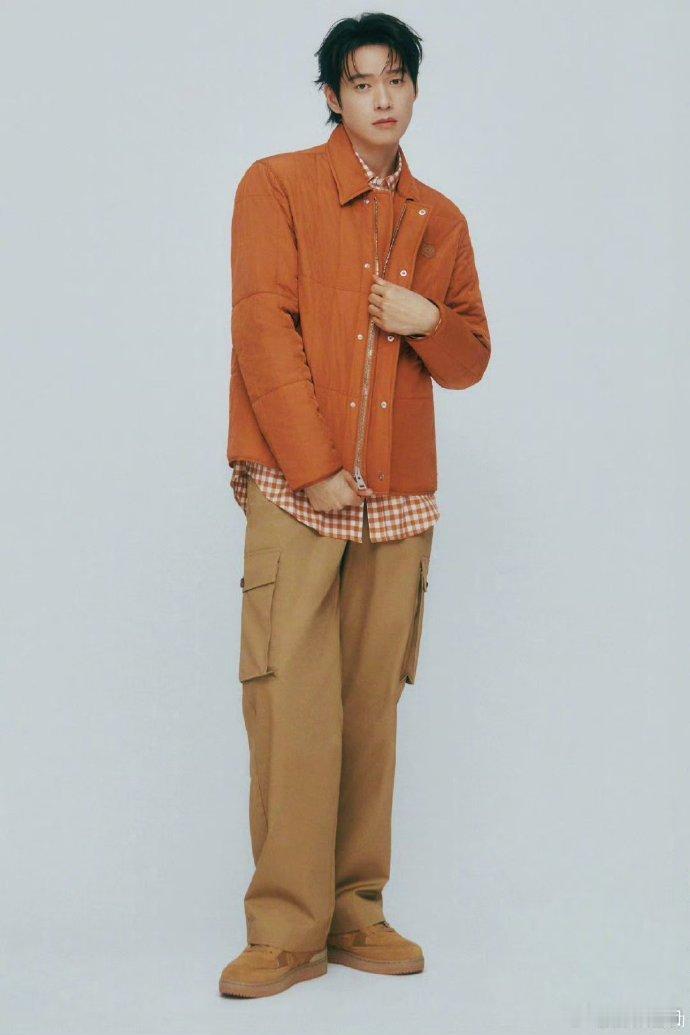 #魏大勋复古新潮穿搭# 魏大勋的穿搭风格，在复古新潮中找到平衡。色调的协调与碰撞