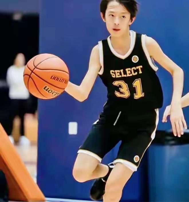 真应验了这句俗语“儿子像娘，金砖砌墙”。13岁的等等完美复刻妈妈孙俪的清秀眉眼，