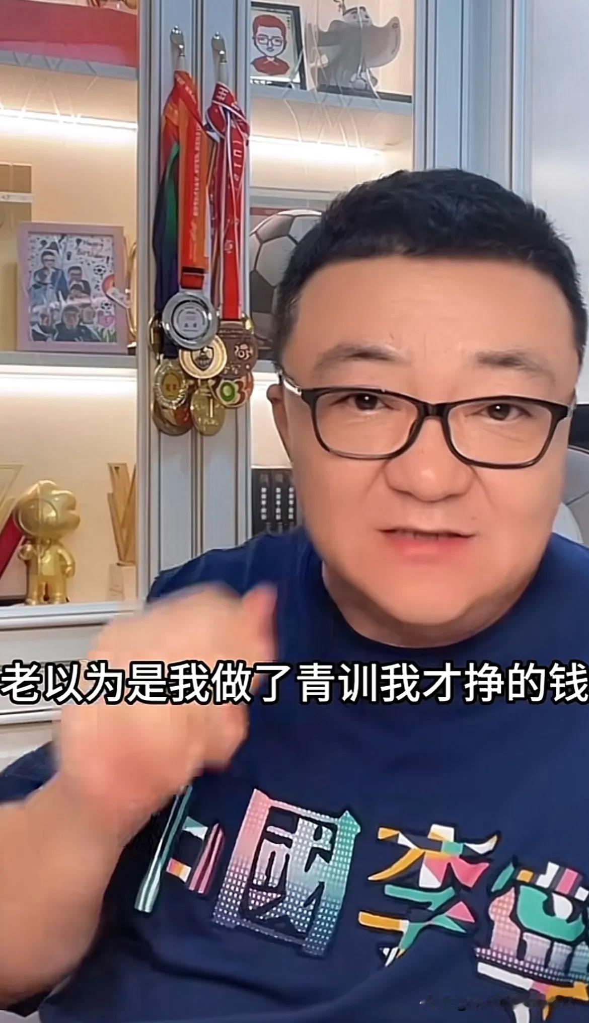 董路霸气回应，

老有人说我靠投资青训才挣的钱，董路说：“我97年的时候就月入4