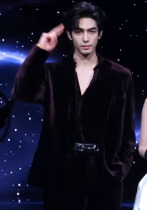 宋威龙敬礼宋威龙单手插兜敬礼 宋威龙好权威的建模，顶级浓颜夯爆了，全方位的帅！