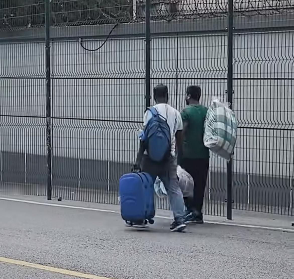 网友在北京街头拍摄到两个印度人，大包小包的看着不像是来旅游的