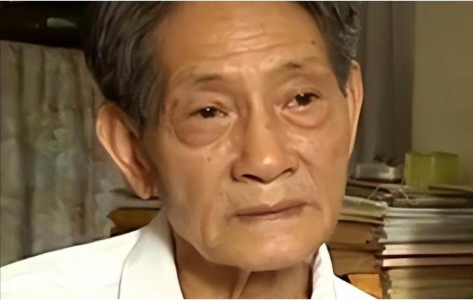 “国家欠我3万亿！”福建市民梁某为自家祖宅翻修时，在屋顶上意外发现了一个盒子。打