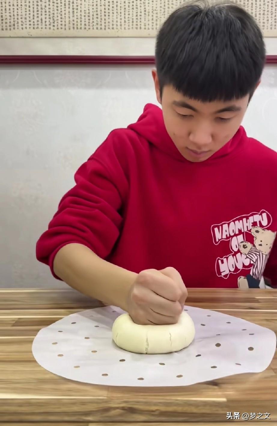 一个自闭的孩子被他爹养的那么好，不容易啊，子恒现在什么都会做，看这是在蒸馒头，他