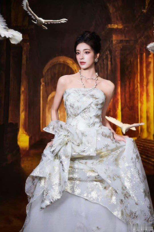 钟丽丽在金鸡奖闭幕式上，妥妥演绎了一把复古格调。那高贵妆造，仿佛画中美人穿越到现