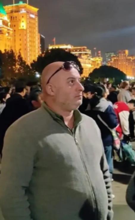 为什么很多美国人到了中国后不笑？因为这些外国人突然意识到西方国家的媒体把自己忽悠