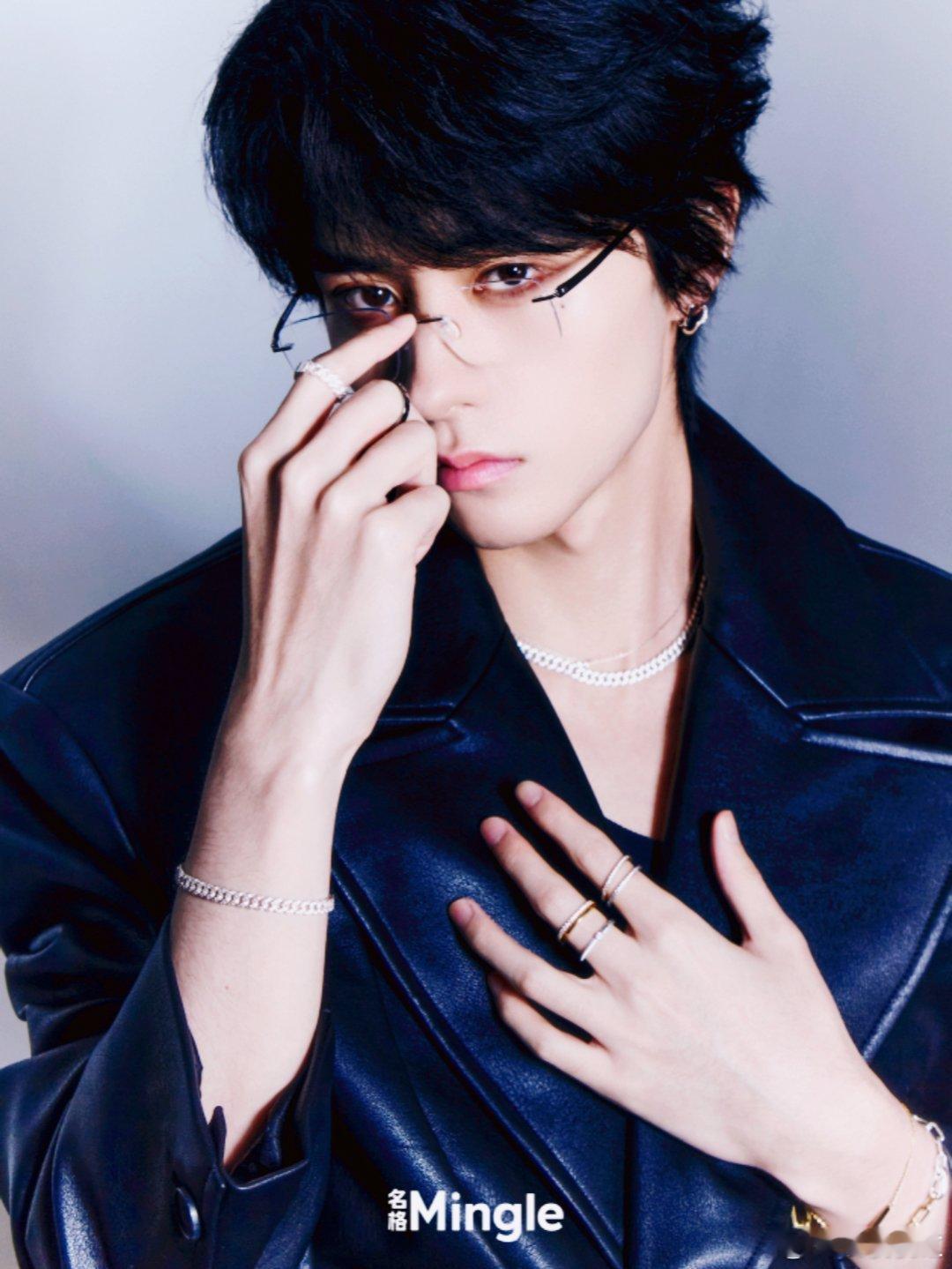 邓孝慈把铁丝做的王冠戴头上 质感拉满！邓孝慈登上《名格Mingle》12月艺术刊