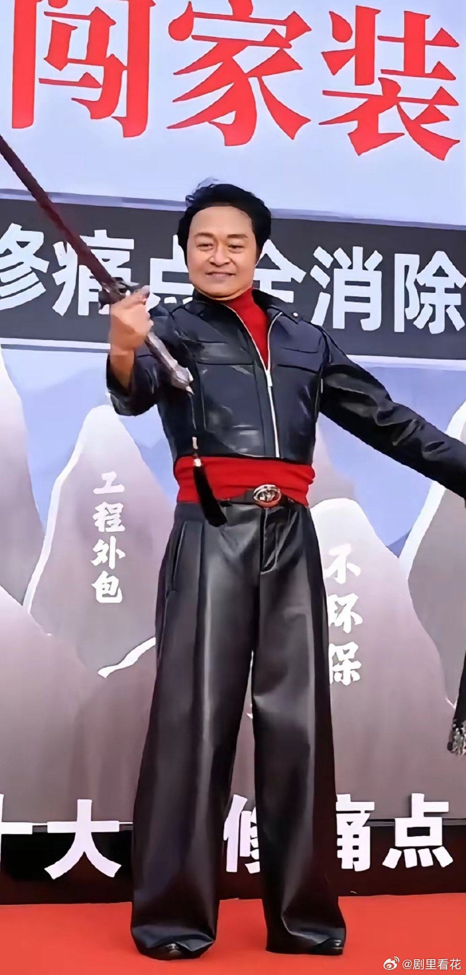 马景涛依然宝刀不老，都64岁了还频频在小县城接商演，看来为了两个儿子和女友真是拼