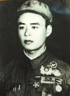 进入朝鲜之前，他从未打过炮，却能一炮命中敌军要害，一个人一门炮，两小时打出去20