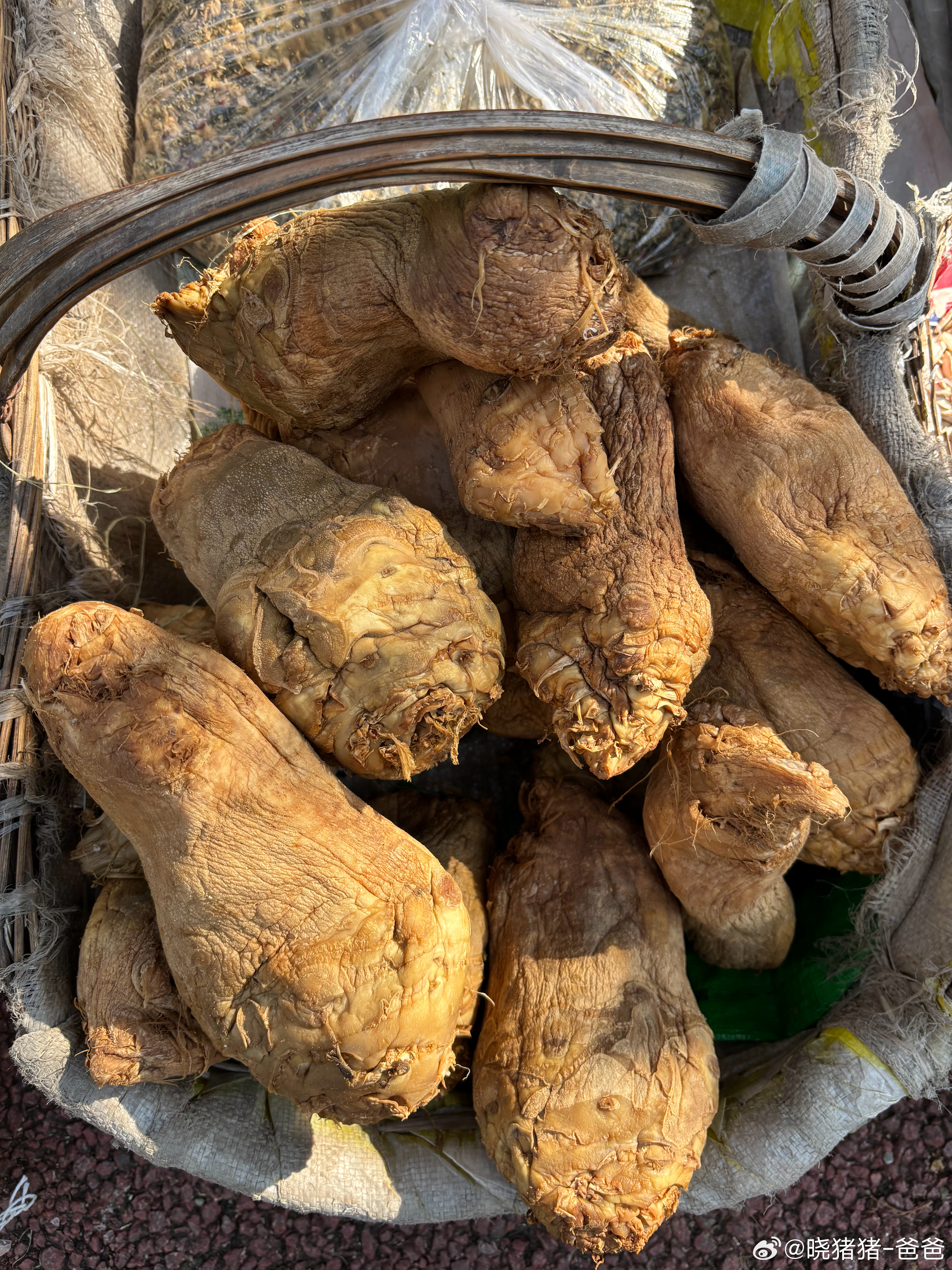 天府之国，物产丰饶。缺少的是什么？简单说就是不会营销（炒作）。专业点讲就是缺乏消