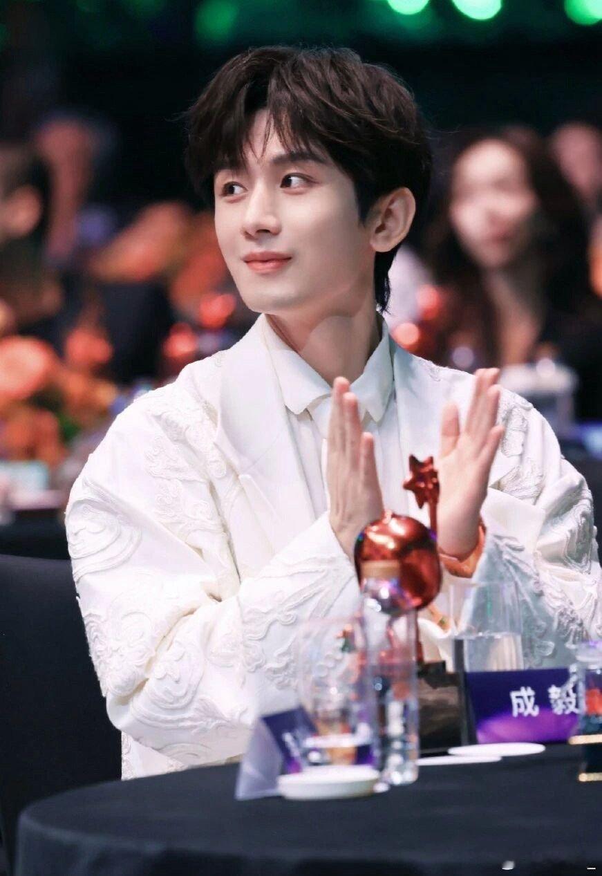 成毅把我迷疯了阿福说正常 考古各种物料，发现他不管古装现代装都帅到离谱，性格还憨