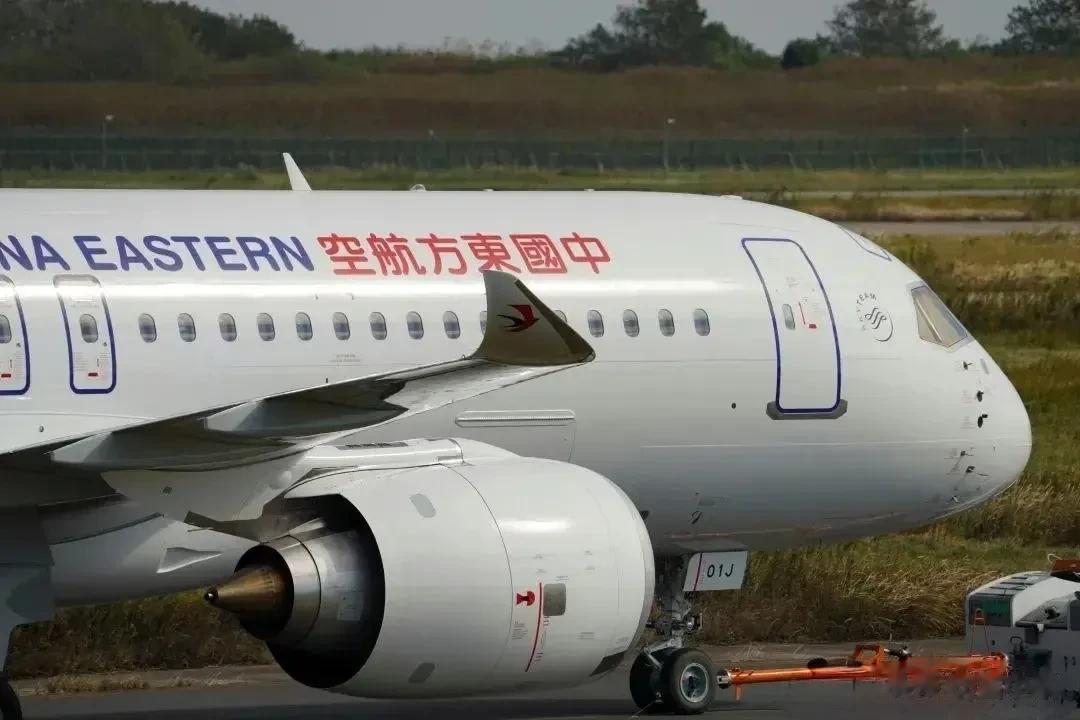 第三架C919正在试飞中，近日在虹桥和东营两个机场间进行的，据说试飞100小时才